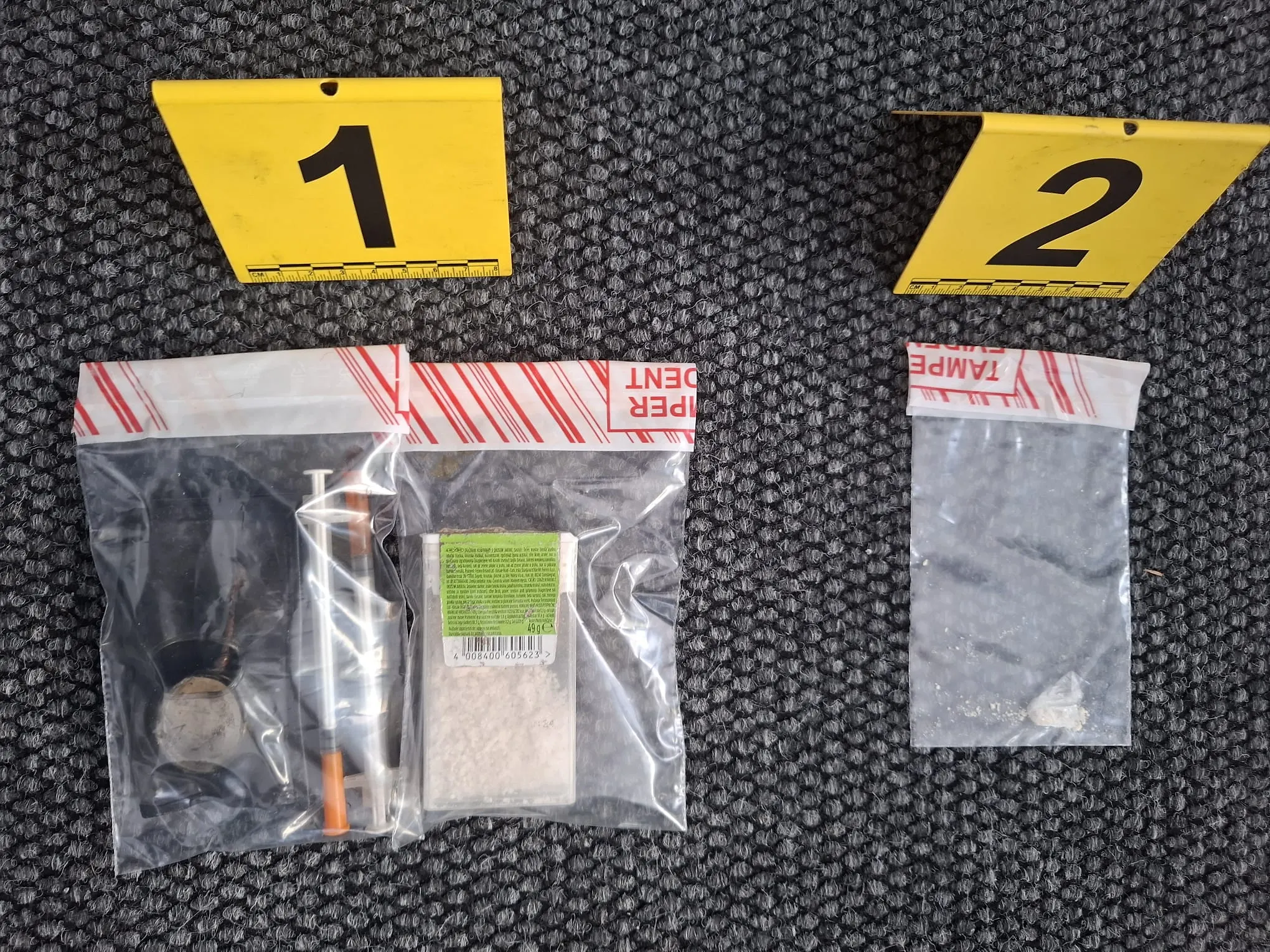 Pronađena i oduzeta materija koja asocira na heroin, osoba lišena slobode