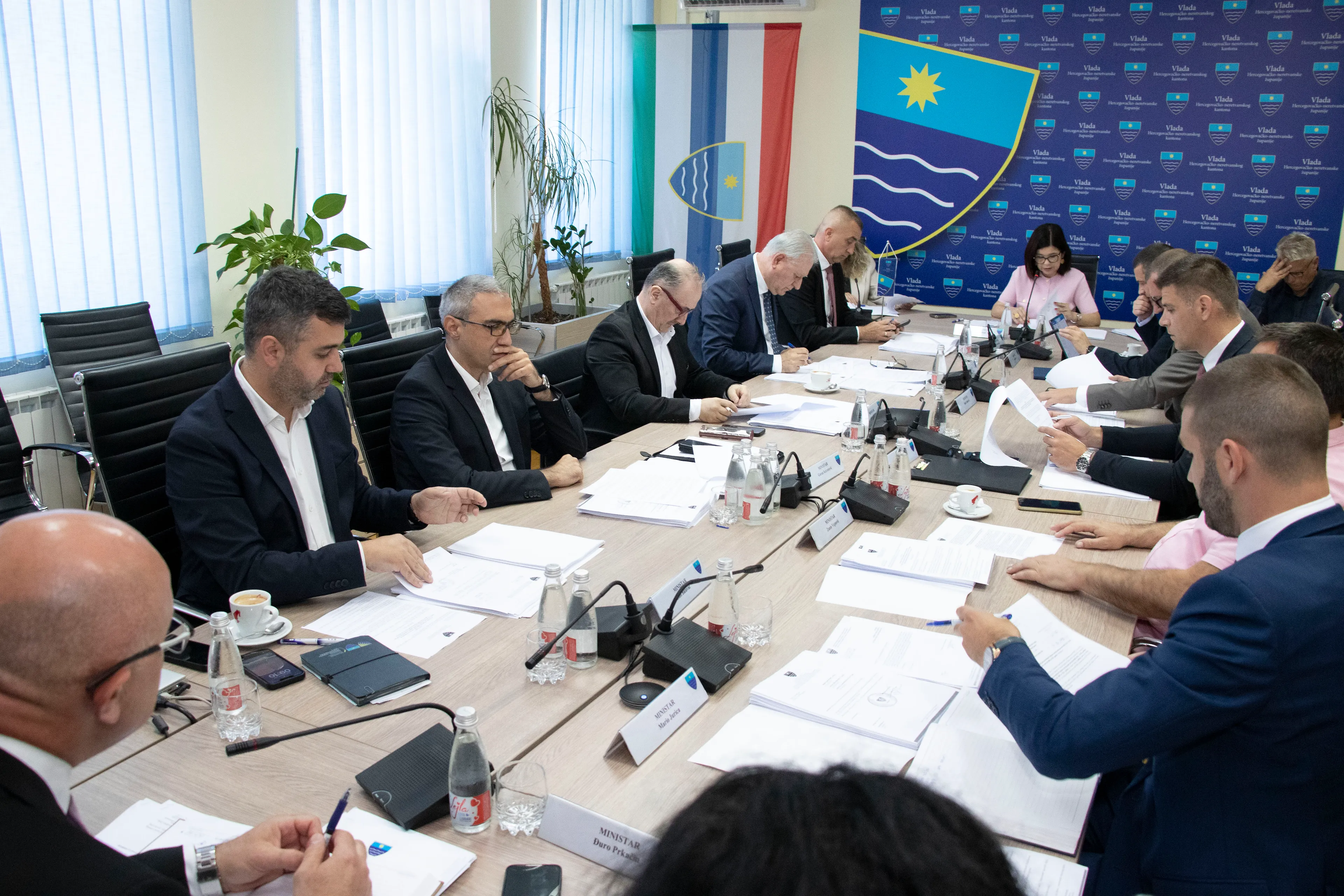 Влада ХНК-а издвојила 395.000,00 КМ за превоз ученика, 130.000,00 КМ за јавне кухиње и 500.000,00 КМ за Аеродром Мостар