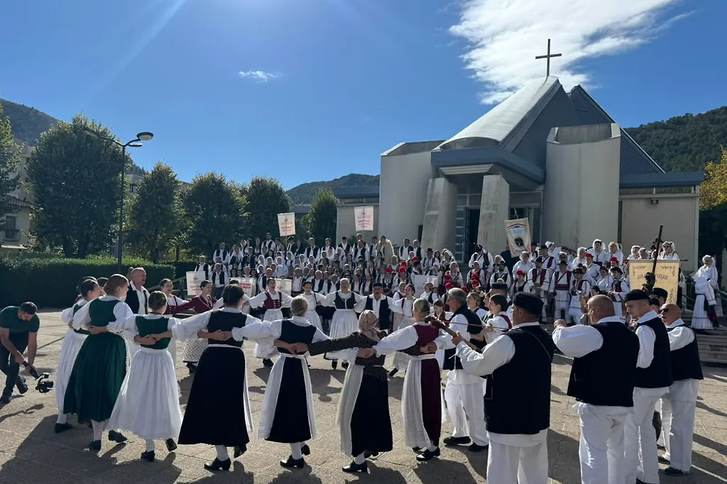 Галерија 8
