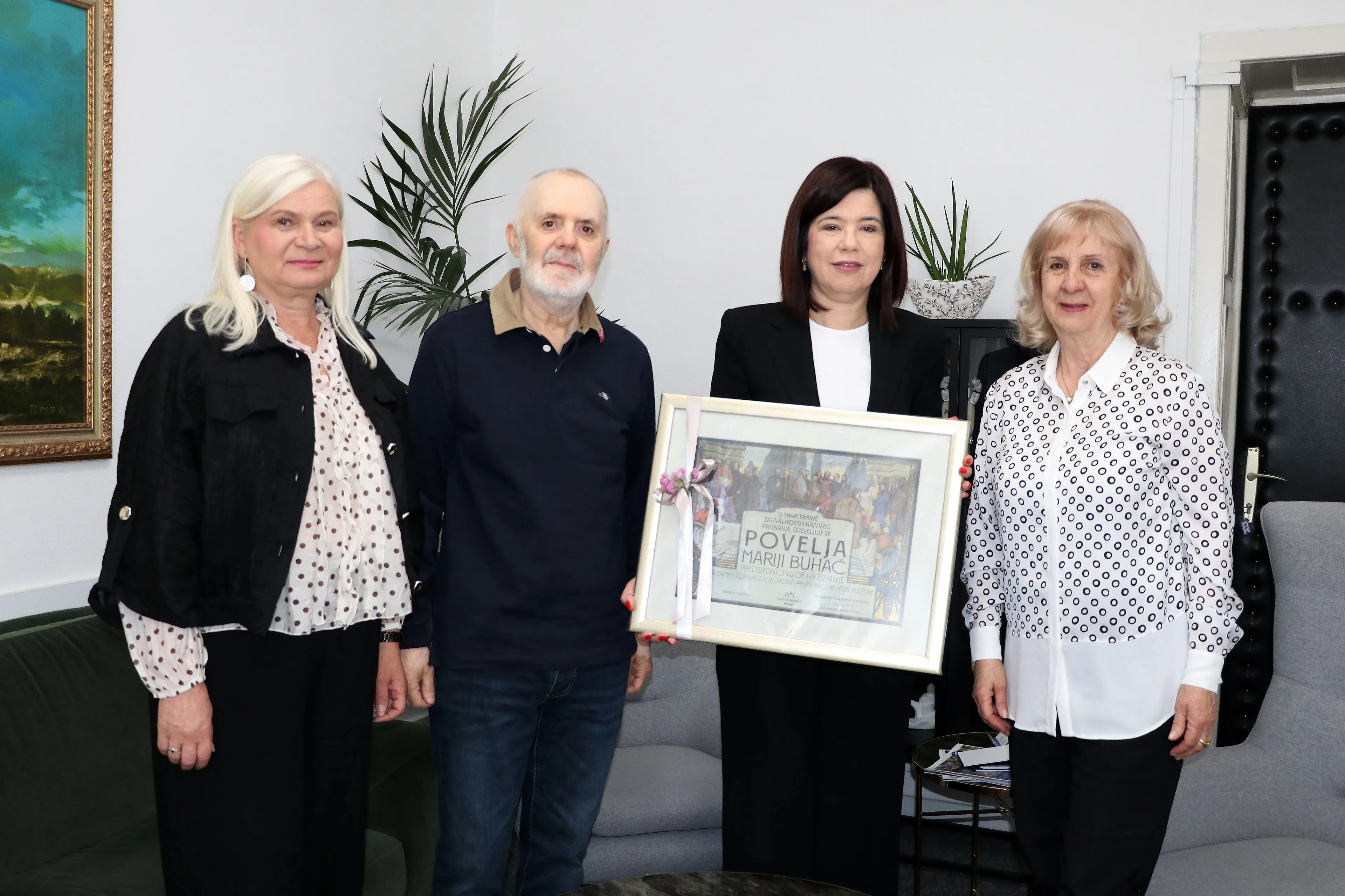 Mariji Buhač Povelja Matice hrvatske Mostar za izuzetan doprinos razvoju i promociji hrvatske kulture