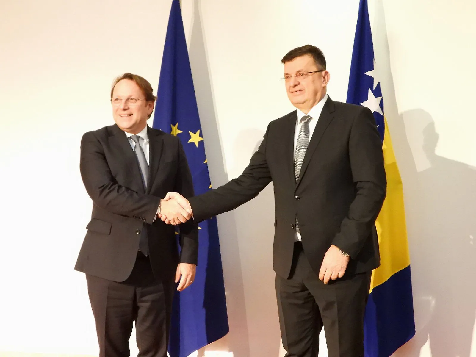 Chairman Tegeltija with Commissioner Varhelyi