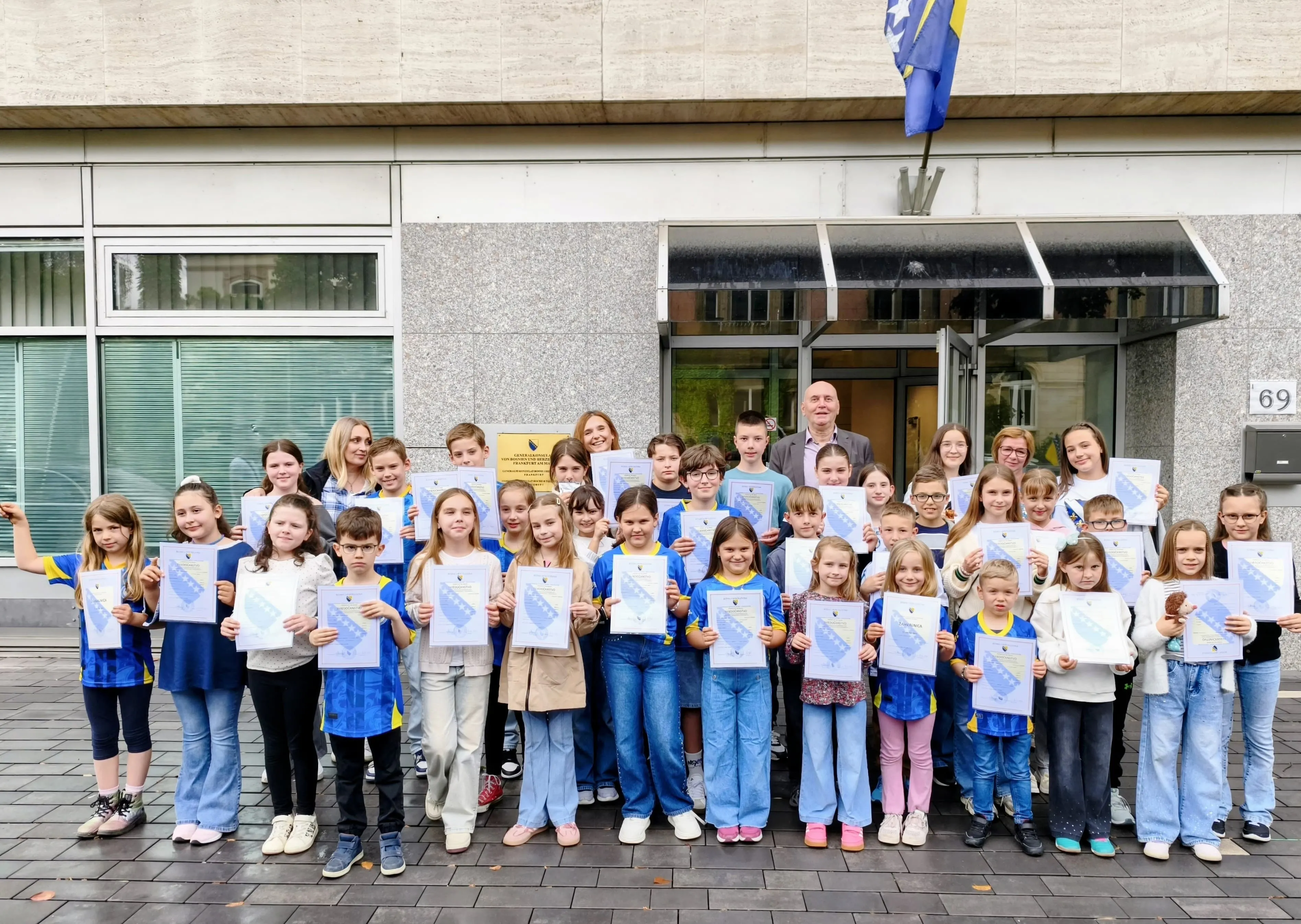U Generalnom konzulatu BiH u Frankfurtu svečano uručene diplome učenicima dopunske nastave na bosanskom jeziku