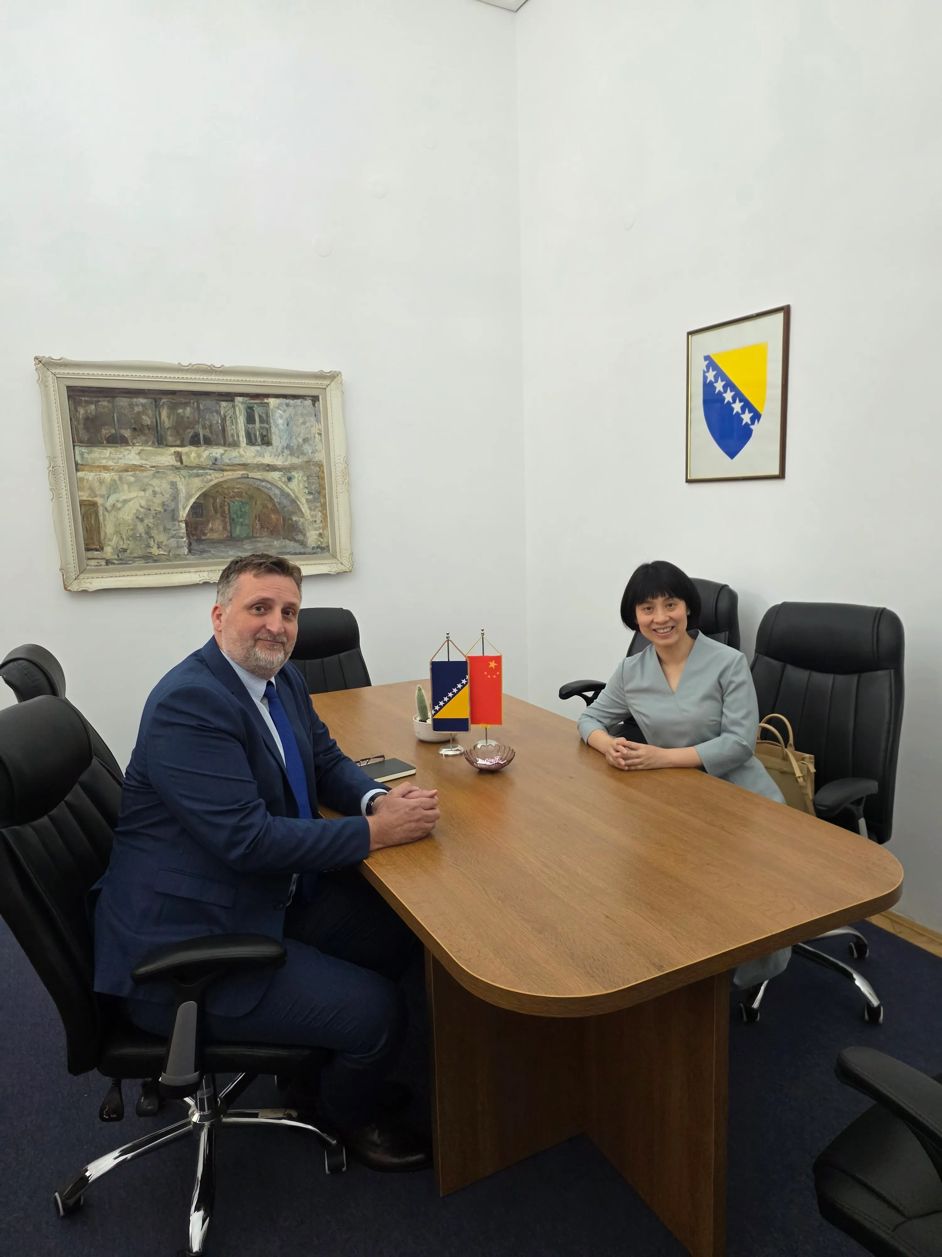 Nj. E.  Li Fan, Ambasadorica NR Kine, je u službenoj posjeti Ministarstvu vanjskih poslova u Sektoru za međunardno-pravne i konzularne poslove imala sastanak s pomoćnikom ministra Franom Planinićem.