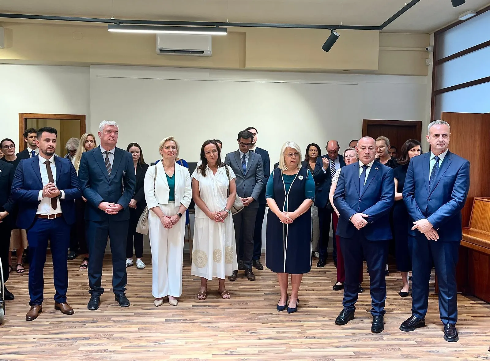 U Kulturno-informativnom centru Ambasade BiH u Zagrebu upriličeno otvaranje dokumentarne izložbe „Kad vrijeme utihne“ povodom 31. godišnjice genocida u Srebrenici