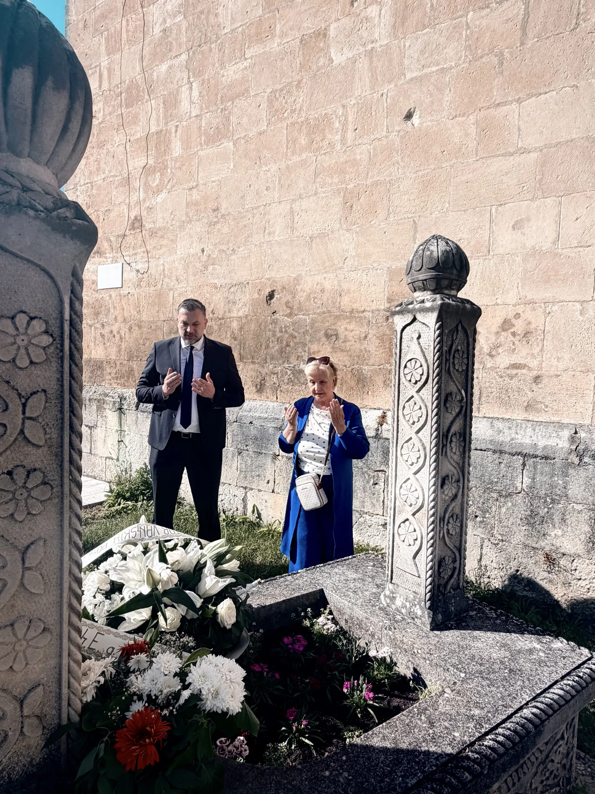 Minister Elmedin Konaković paid tribute to Dr. Irfan Ljubijankić by laying flowers on his grave in honour of the 31st anniversary of his death.