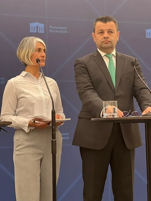 Ministar Sevlid Hurtić se u Beču sastao sa austrijskom parlamentarkom Ewom Ernst – Džiedžić, učestvovao u diskusiji o ljudskim pravima migranata