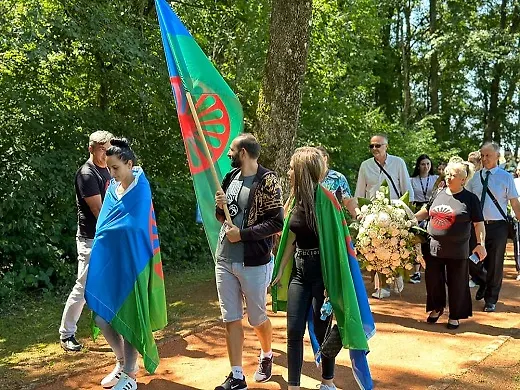 Ministarstvo za ljudska prava i izbjeglice BiH u saradnji s Odborom za Rome pri Vijeću ministara BiH odali su pijetet romskim žrtvama holokausta – Samudaripen