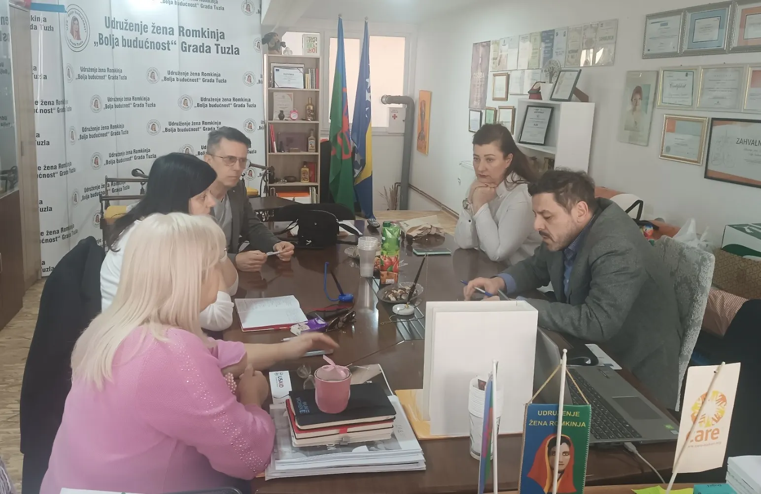Kontakt tačka za Rome i pomoćnik ministra Kemo Sarač i sekretarka MLJPI Nina Mišković posjetili Udruženje žena Romkinja “Bolja budućnost” Grada Tuzla