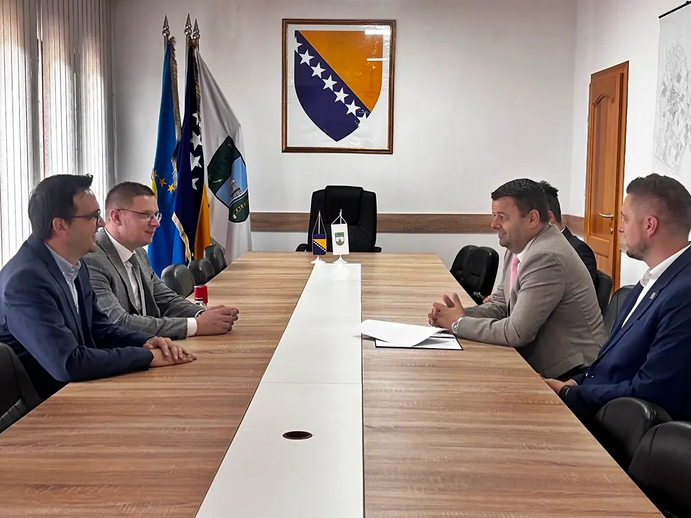 Državni ministar boravio u Kalesiji, potpisan ugovor za izgradnju puta prema Jeginovom Lugu