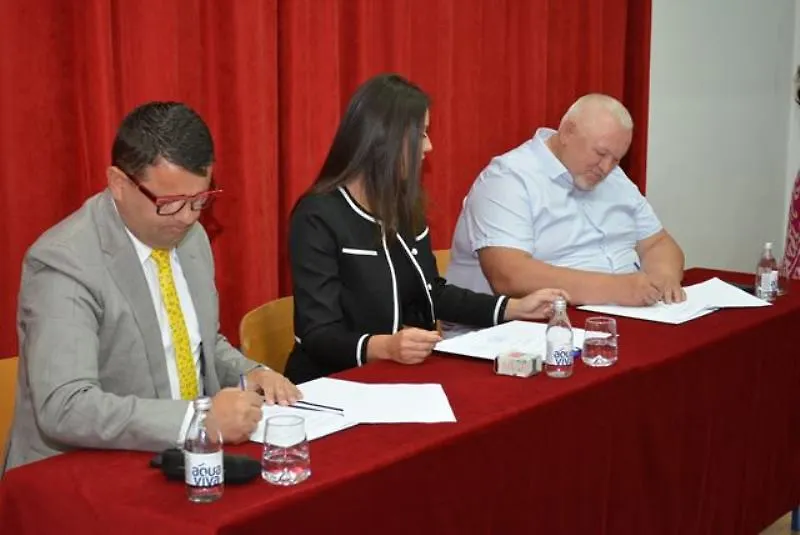 U Doboju potpisani sporazumi za obnovu stambenih jedinica raseljenih osoba i povratnika u vrijednosti od 180.000 KM