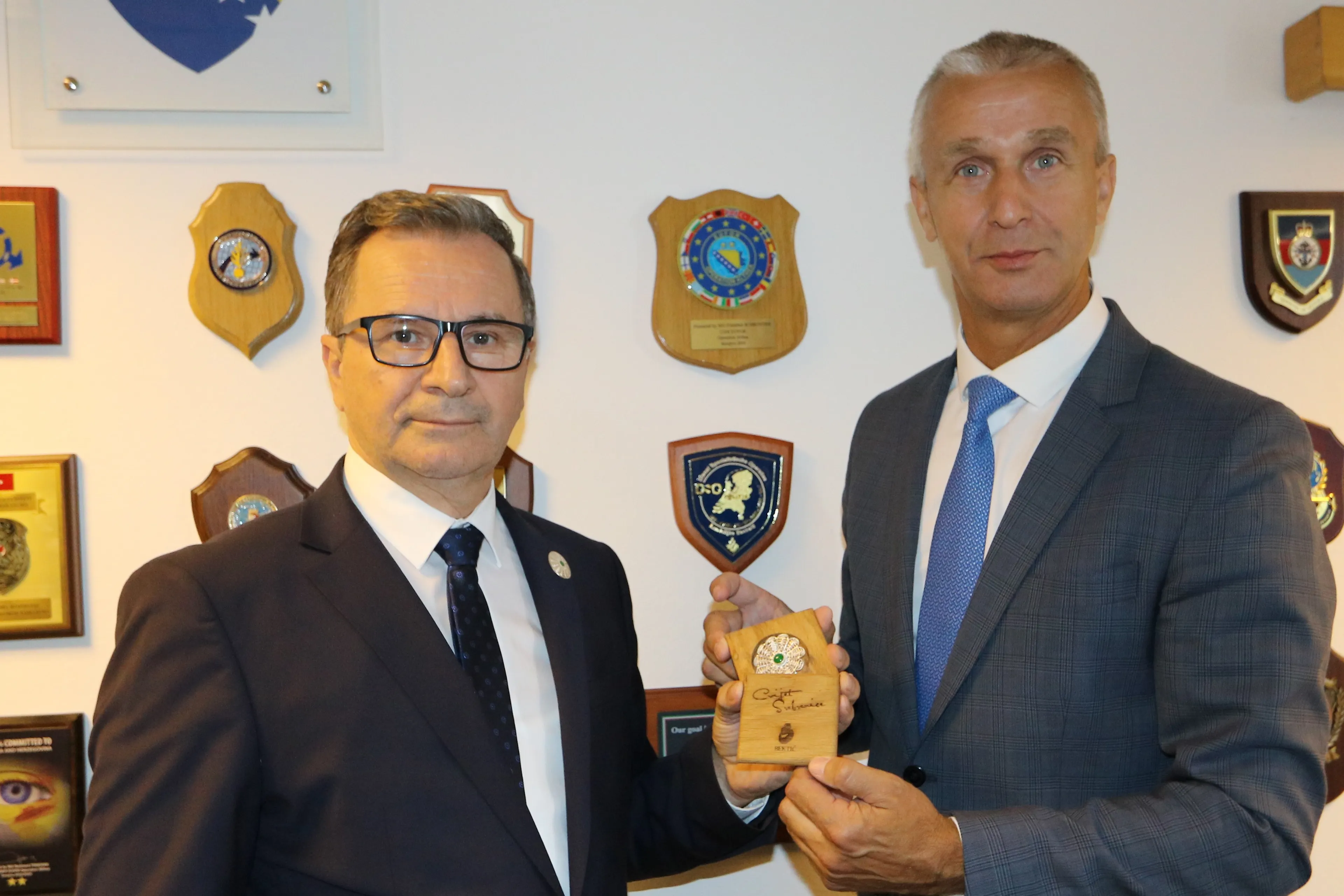 Predsjednik Organizacionog odbora za obilježavanje genocida nad Bošnjacima u Srebrenici Hamdija Fejzić uručio direktoru Viliću “Cvijet Srebrenice”
