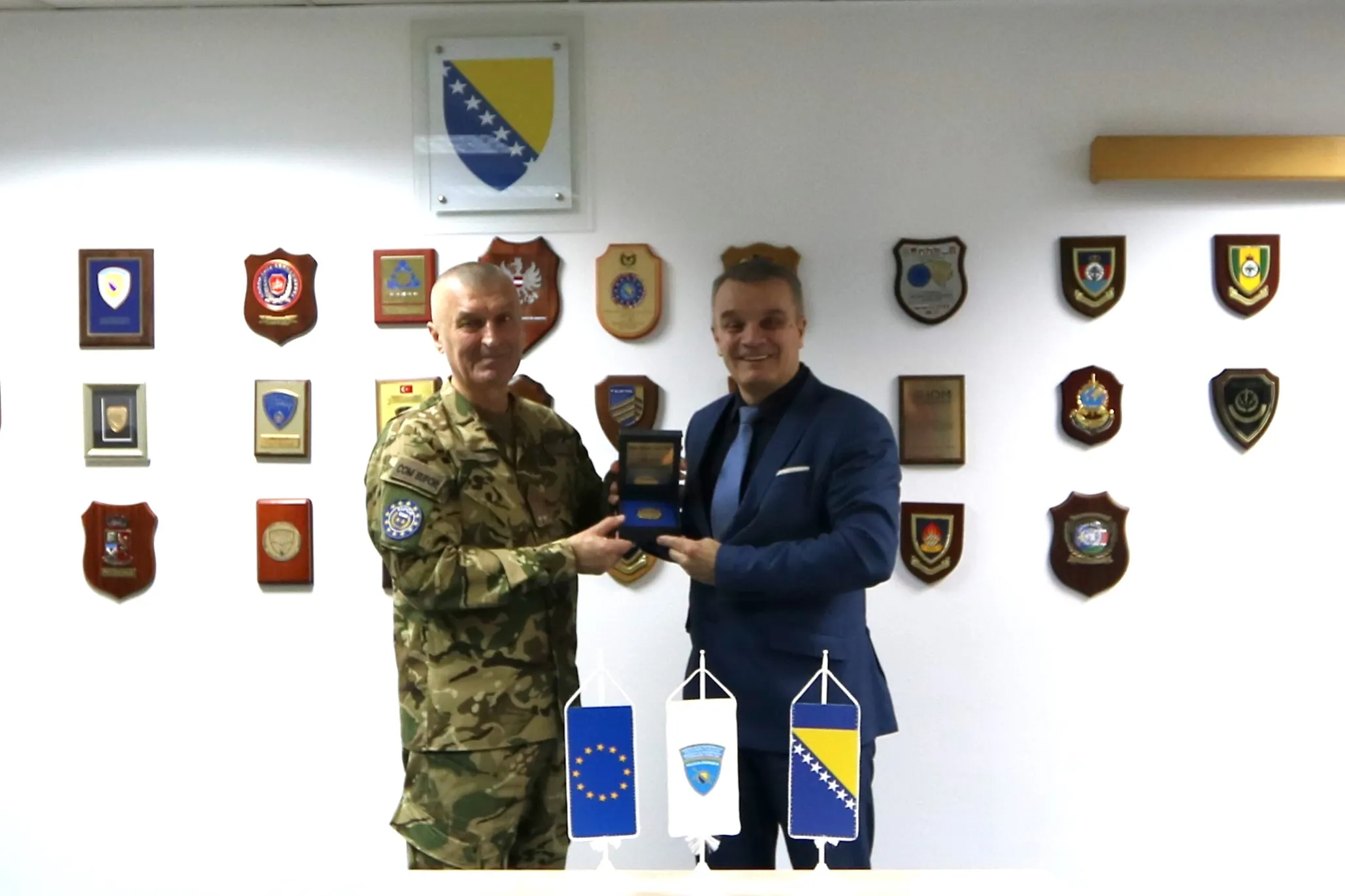 Direktor Karić uručio Plaketu odlazećem komandantu EUFOR-a u BiH, generalmajoru Laszlo Sticzu