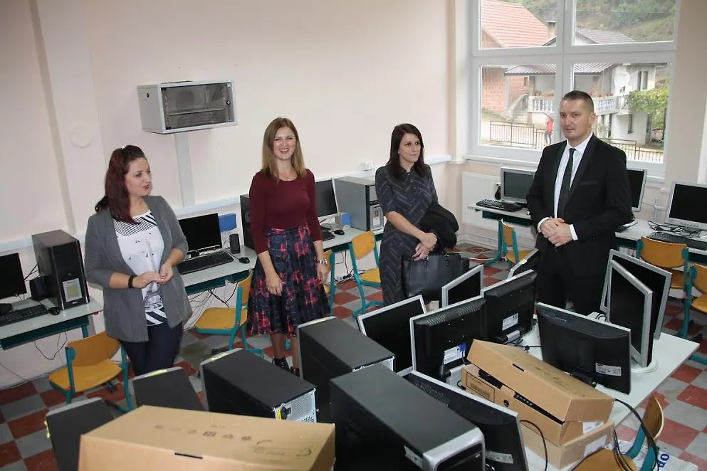 Ministar Josip Grubeša uručio vrijednu donaciju OŠ Ivan Mažuranić u Gračacu