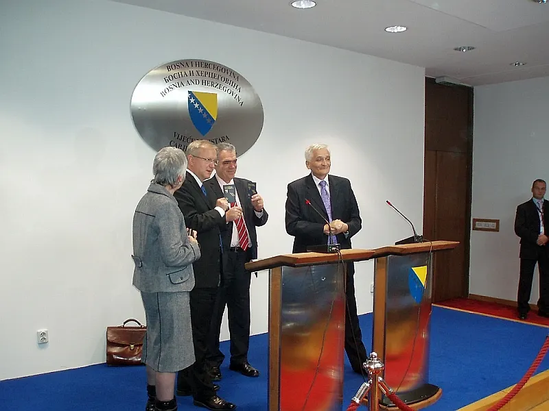 Predsjedavajući Špirić uručio nove biometrijske pasoše Rehnu i Kourkoulasu

