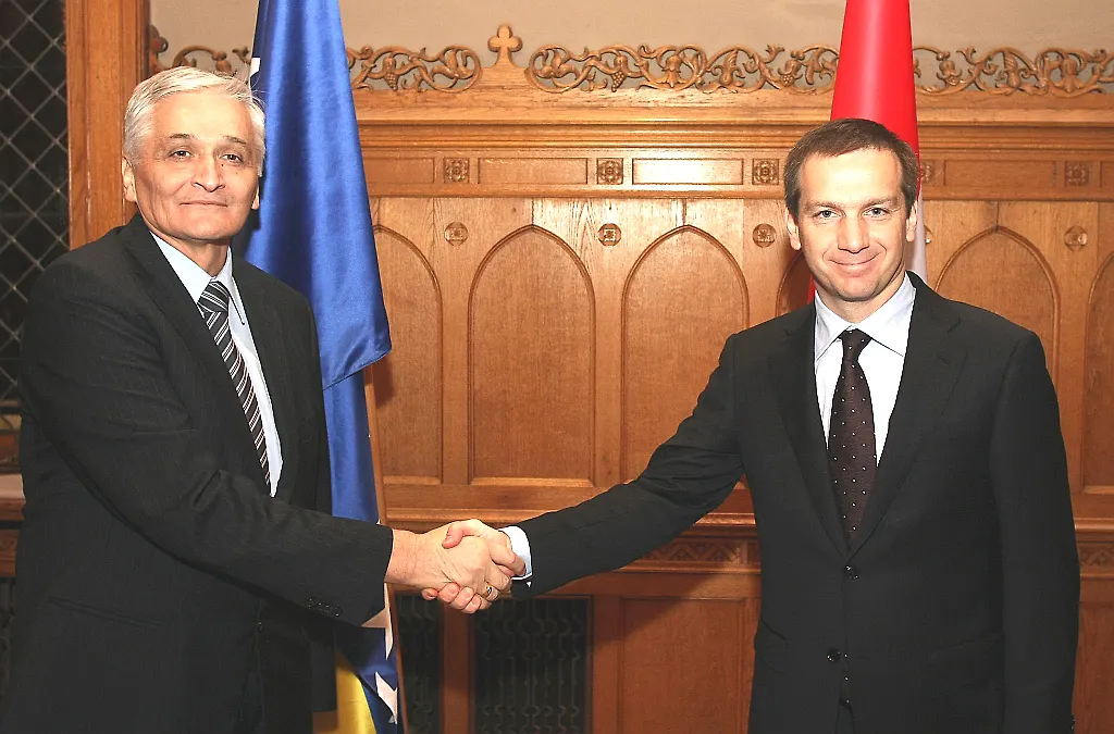 Chairman of Council of Ministers of B-H Talks with Prime Minister of Hungary

 

