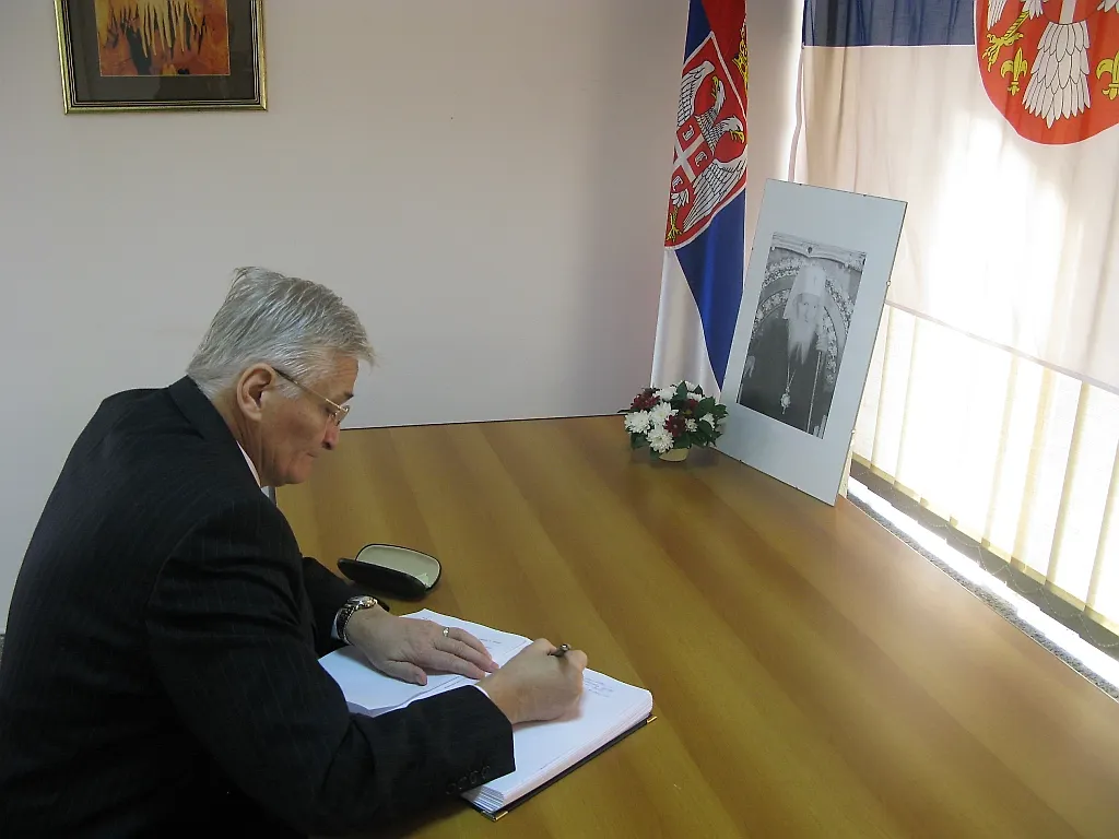 Predsjedavajući Vijeća ministara BiH upisao se u Knjigu žalosti  povodom upokojenja patrijarha Pavla