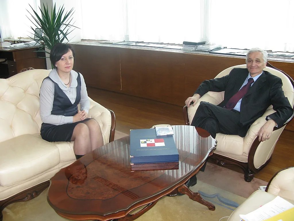 Predsjedatelj  Vijeća ministara BiH  uručio prijevode DEI-ju