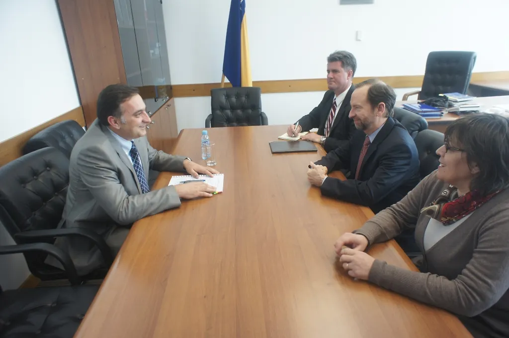 Министар Љубић разговарао с амбасадором САД-а у БиХ