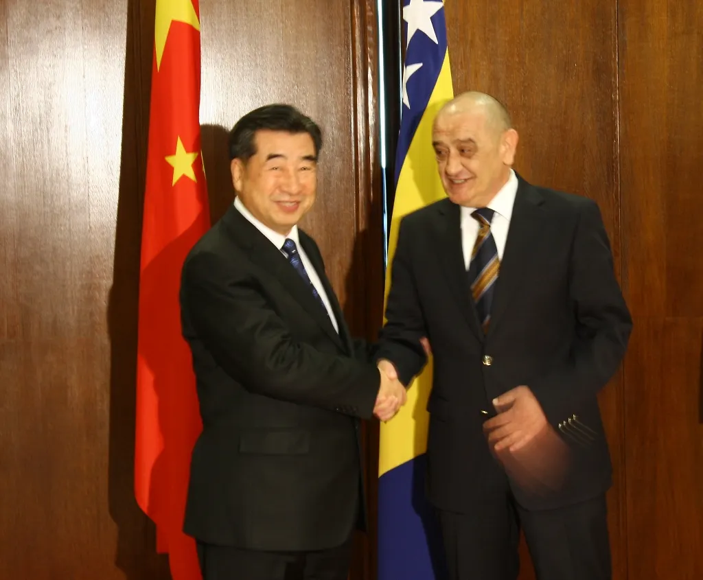CHAIRAMN OF COCUNIL OF MISNTIERS TALKS WITH 
DEPUTY PRIME MINSIER OF CHINA

