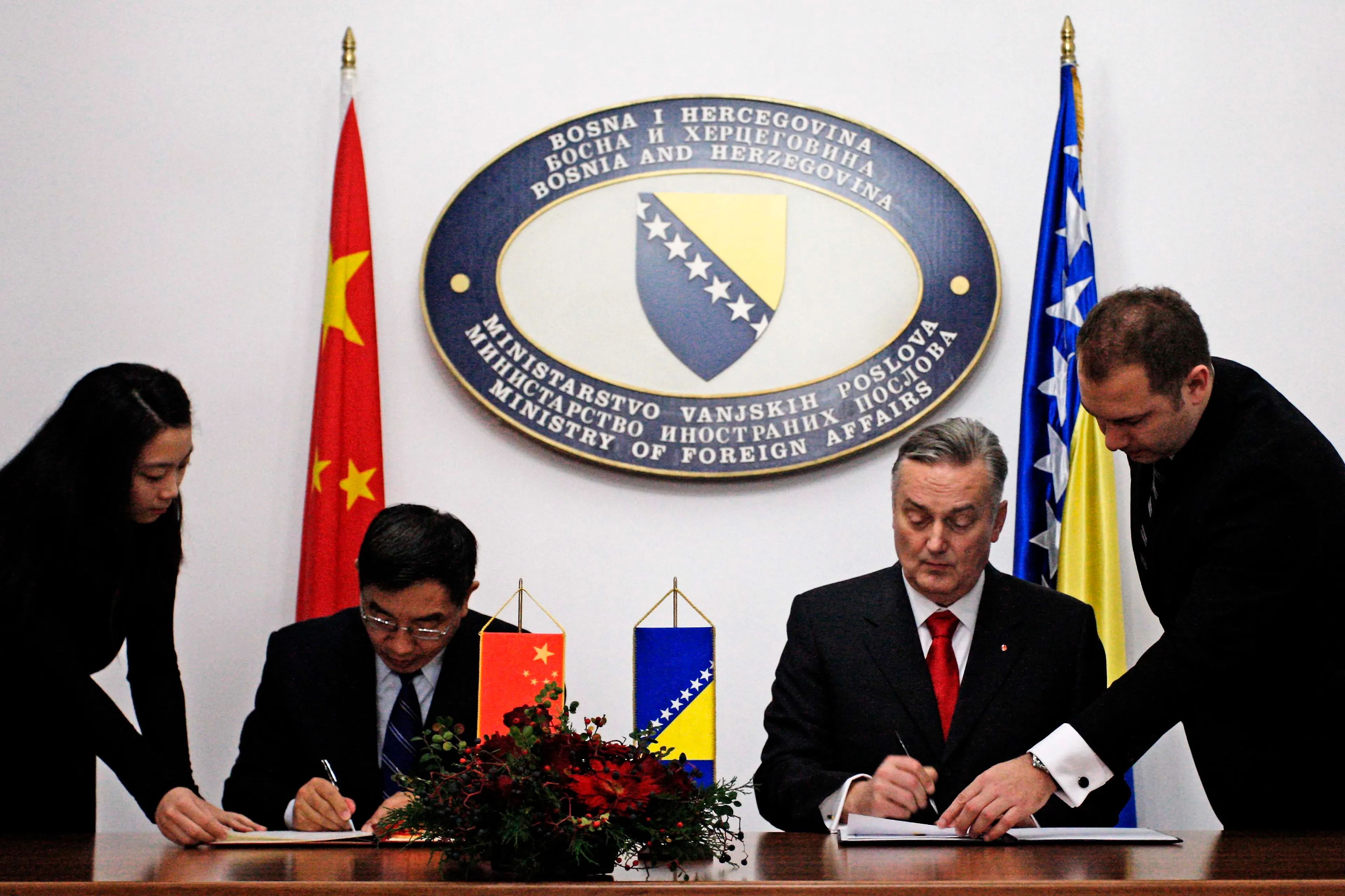 Sporazum o privredno-tehničkoj saradnji između Vijeća ministara BiH i Vlade Narodne Republike Kine: NR Kina donirala dva RTG vozila Upravi za indirektno oporezivanje BiH  