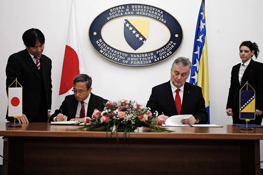 
Dr. Lagumdzija and Ambassador Yamazaki: Grant intended to support economic and social development of Bosnia and Herzegovina

