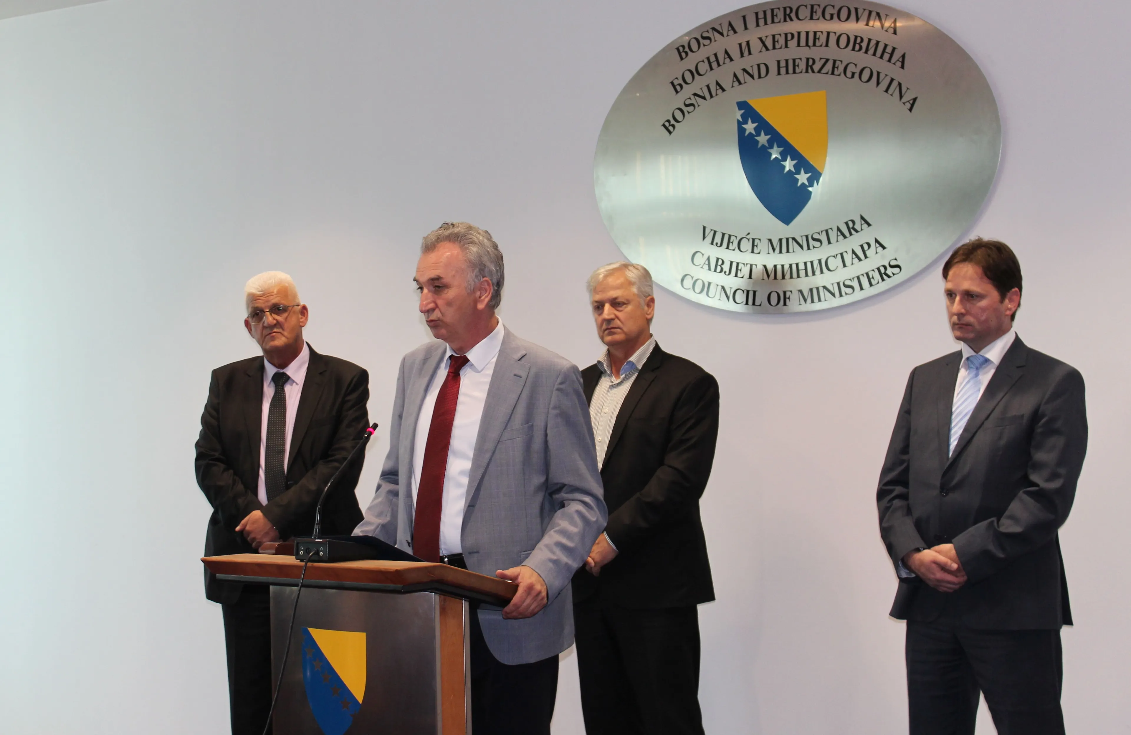 Zamjenik predsjedavajućeg Vijeća ministara BiH, ministar vanjske trgovine i ekonomskih odnosa BiH Mirko Šarović  održao je vanrednu pres konferenciju vezano za izvoz mlijeka u EU (audio)