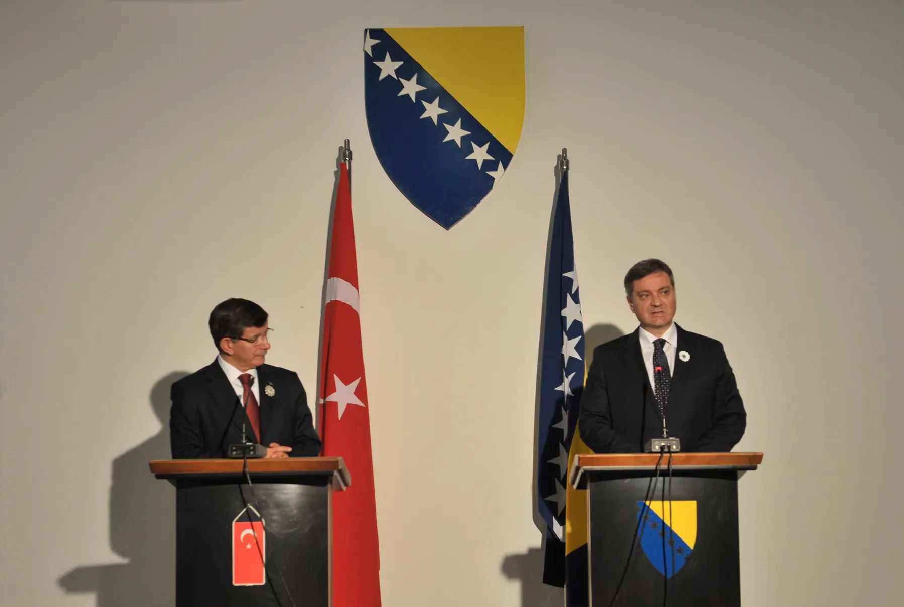 Predsjedavajući Vijeća ministara BiH dr. Denis Zvizdić i premijer Republike Turske Ahmet Davutoglu, nakon sastanka u Sarajevu, obratili su se medijima.(AUDIO zapis)