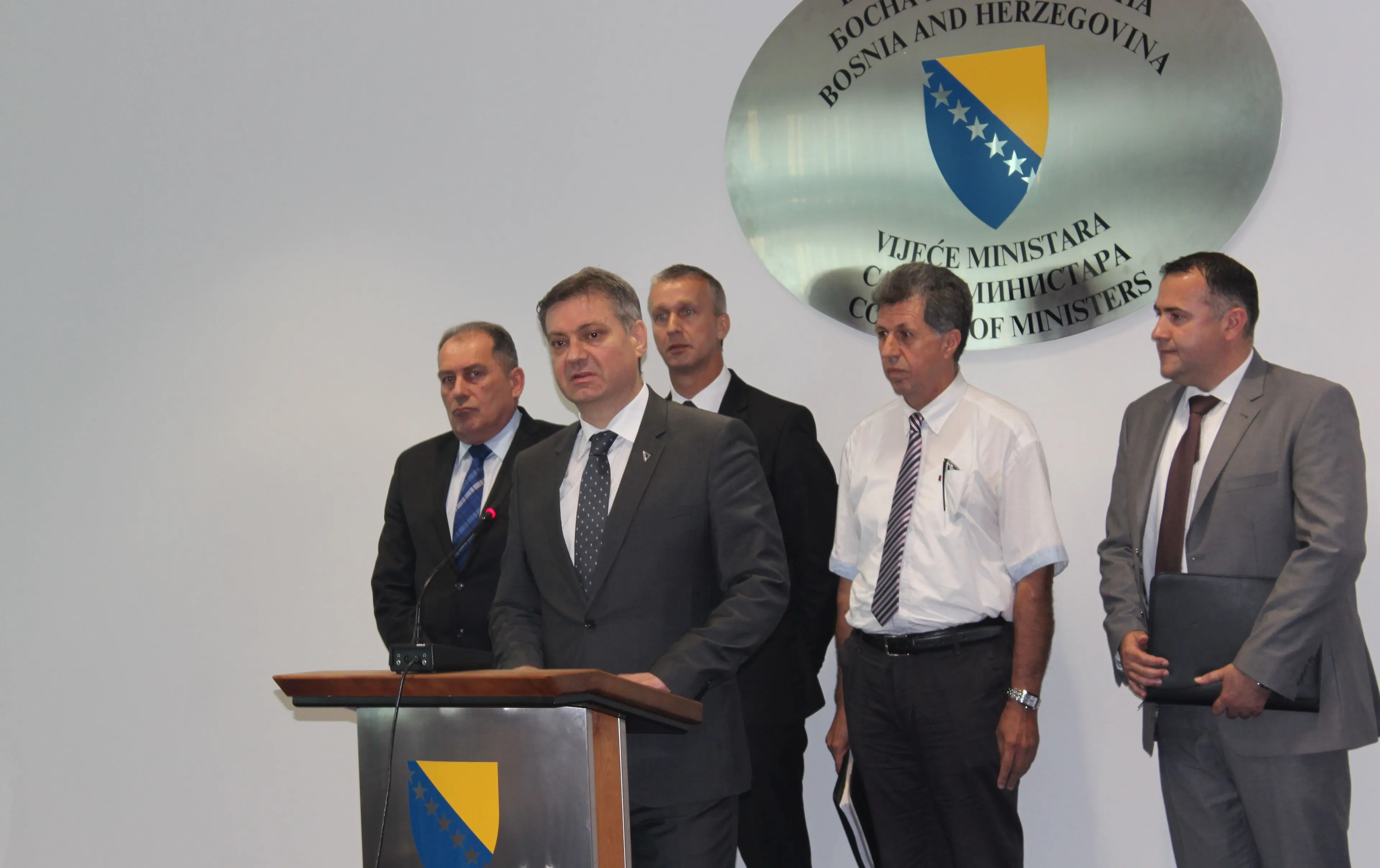 Predsjedavajući Vijeća ministara BiH dr. Denis Zvzdić i ministar sigurnosti BiH Dragan Mektić, nakon vanredne sjednice Vijeća ministara, održali su pres konferenciju.(AUDIO zapis)