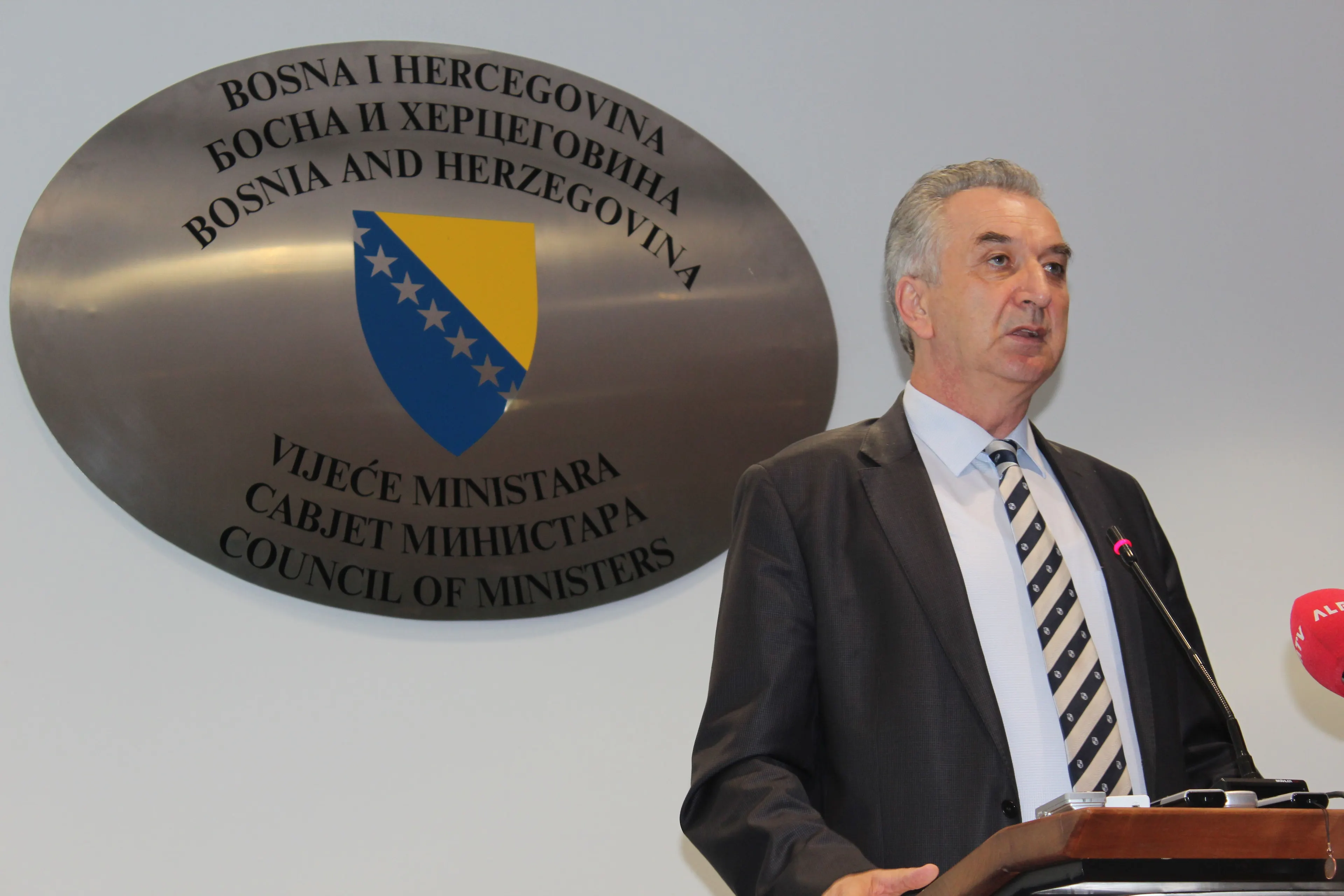 Замјеник предсједавајућег Савјета министара БиХ и министар спољне трговине и економских односа БиХ Мирко Шаровић одржао је након 21. сједнице Савјета министара конференцију за новинаре.(АУДИО)