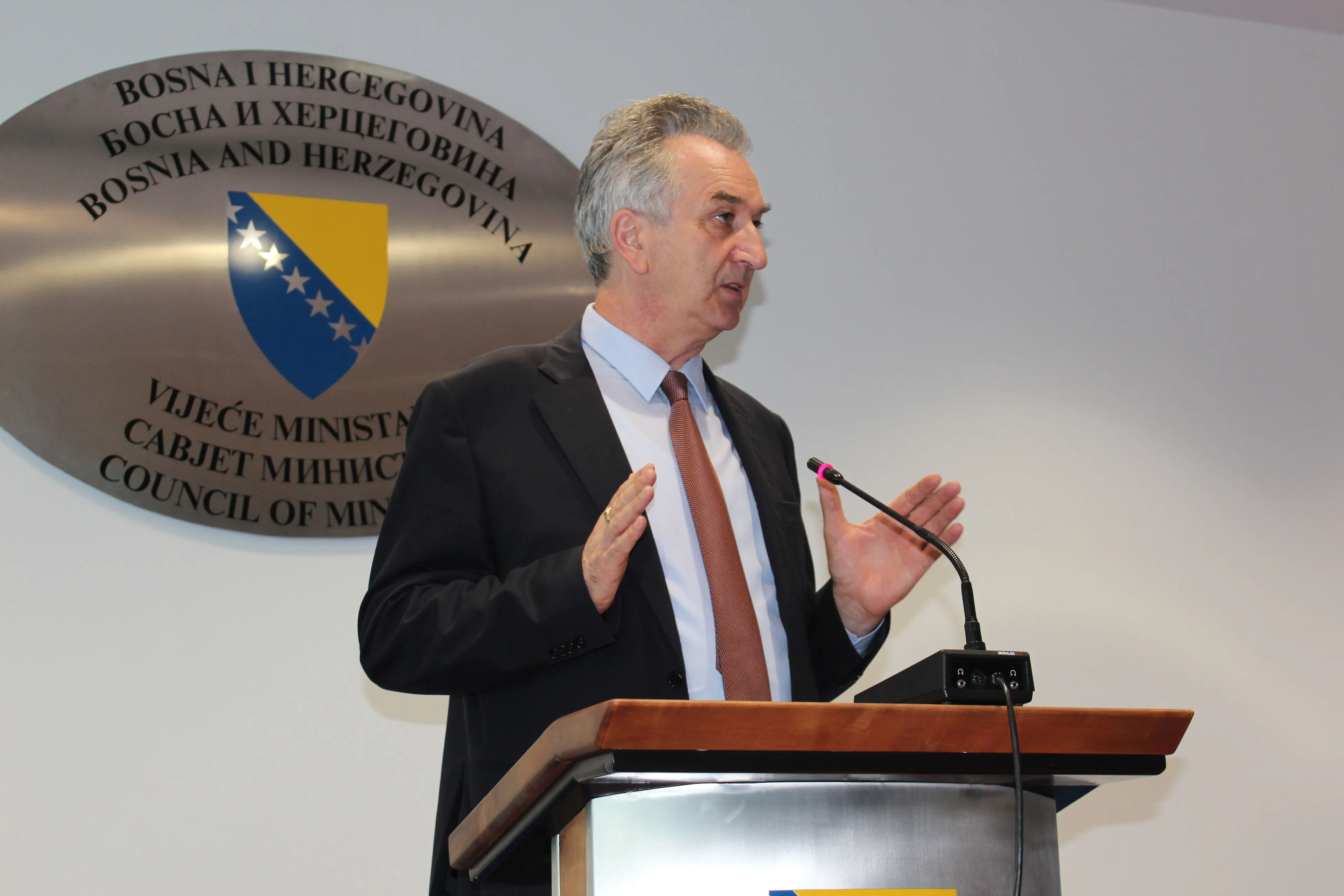 Konferencija za medije zamjenika predsjedavajućeg Vijeća ministara BiH i ministra vanjske trgovine i ekonomskih odnosa BiH Mirka Šarovića: BiH ponovo na listi zemalja kojima je odobren izvoz mlijeka i mliječnih proizvoda u EU  (AUDIO)