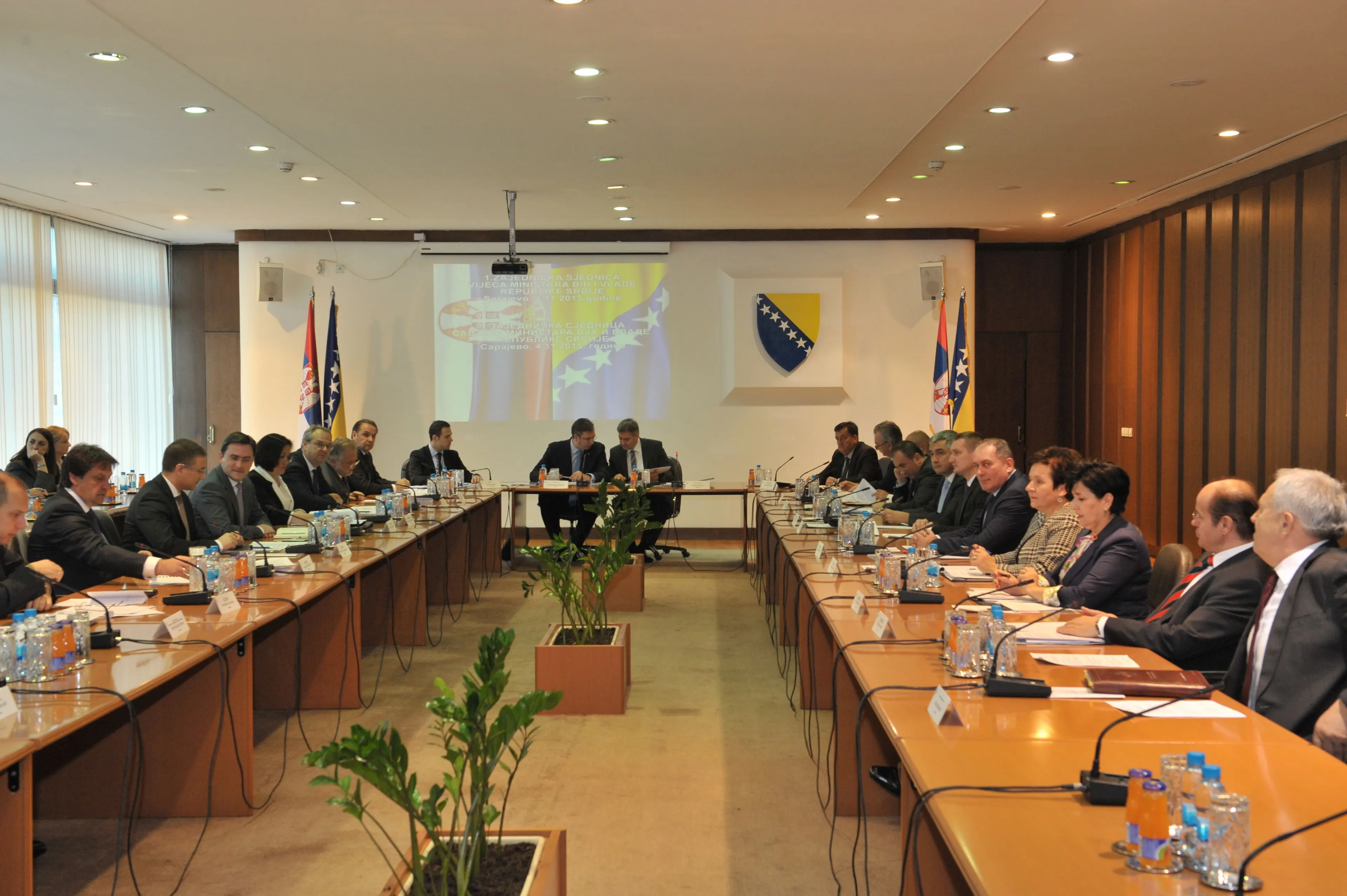У САРАЈЕВУ ОДРЖАНА  ПРВА ЗАЈЕДНИЧКА СЈЕДНИЦА
САВЈЕТА  МИНИСТАРА БОСНЕ И ХЕРЦЕГОВИНЕ И ВЛАДЕ РЕПУБЛИКЕ  СРБИЈЕ
