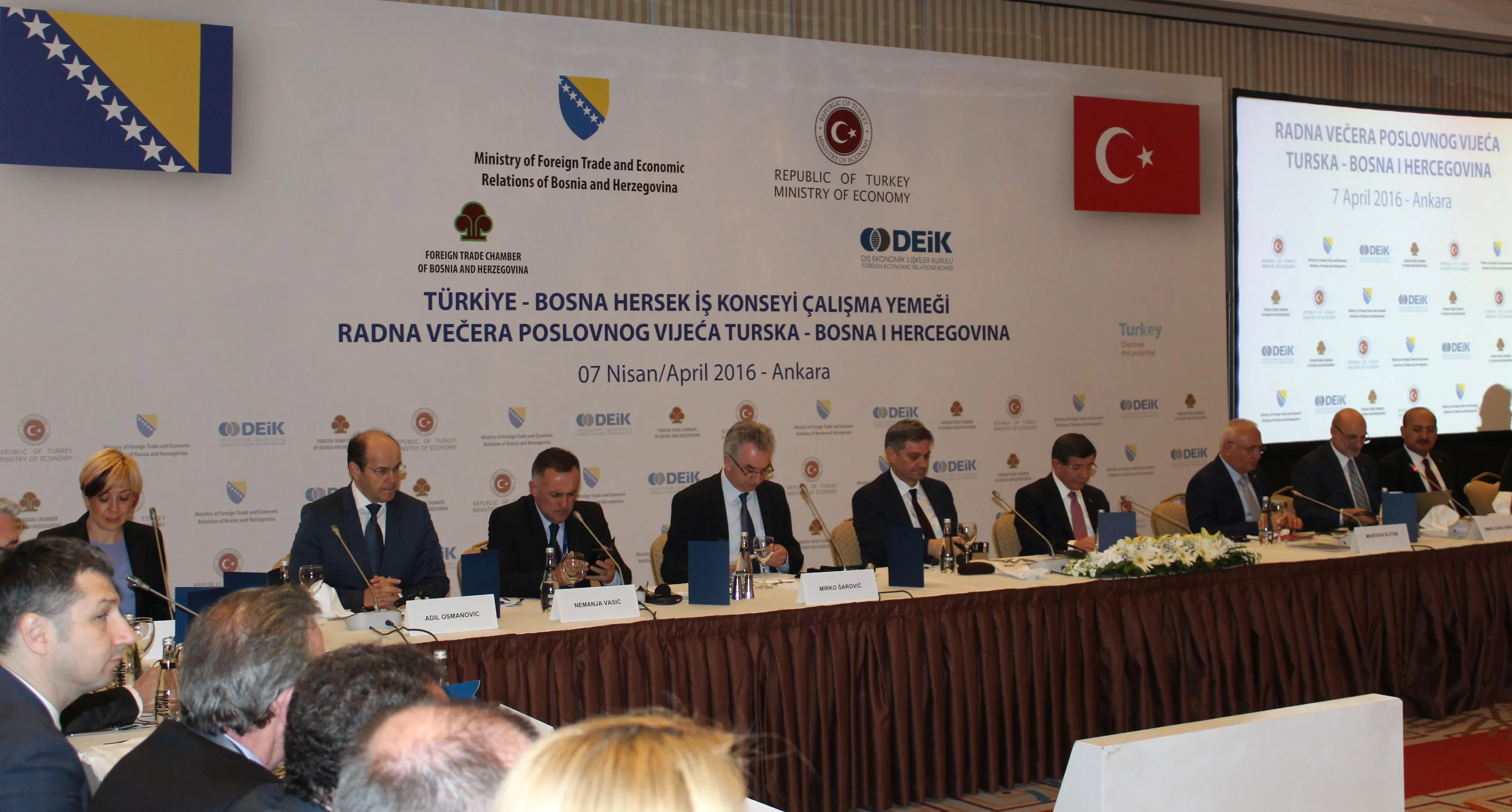 Zvizdić and Davutoglu with Businessmen in Ankara