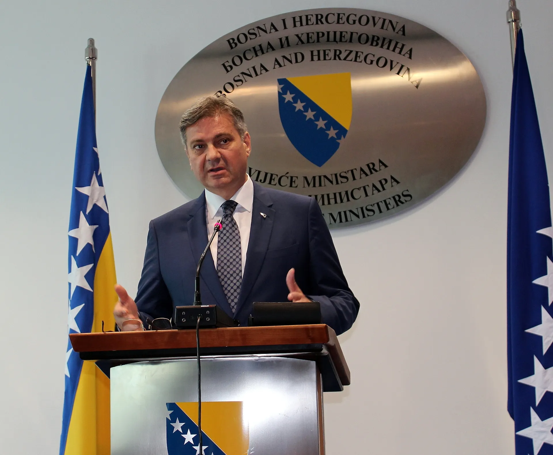 Predsjedavajući Vijeća ministara BiH dr.Denis Zvizdić održao je press konferenciju na kojoj je govorio o putu Bosne i Hercegovine ka EU
(AUDIO ZAPIS)
