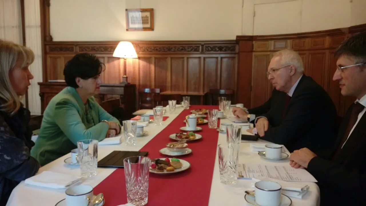 Ubrzati proces zatvaranja kolektivnih centara 