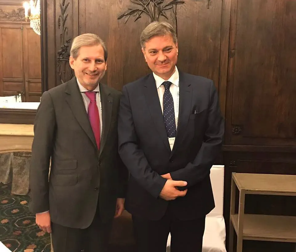 Chairman Zvizdić with Commissioner Hahn