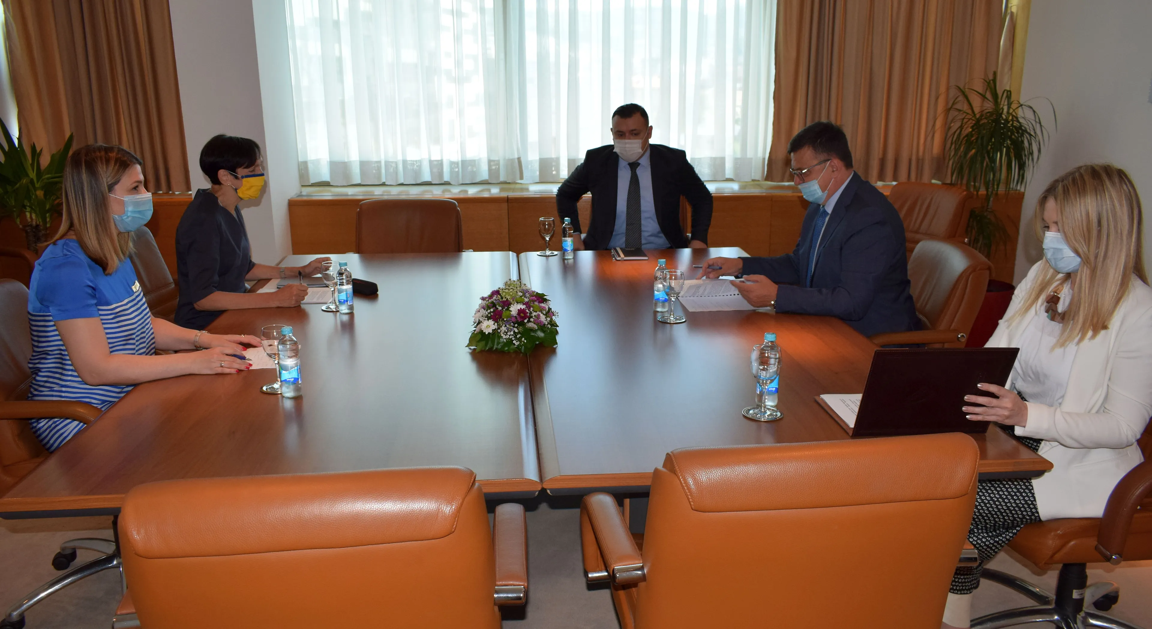 Chairman Tegeltija Talks with Ambassador Uebber