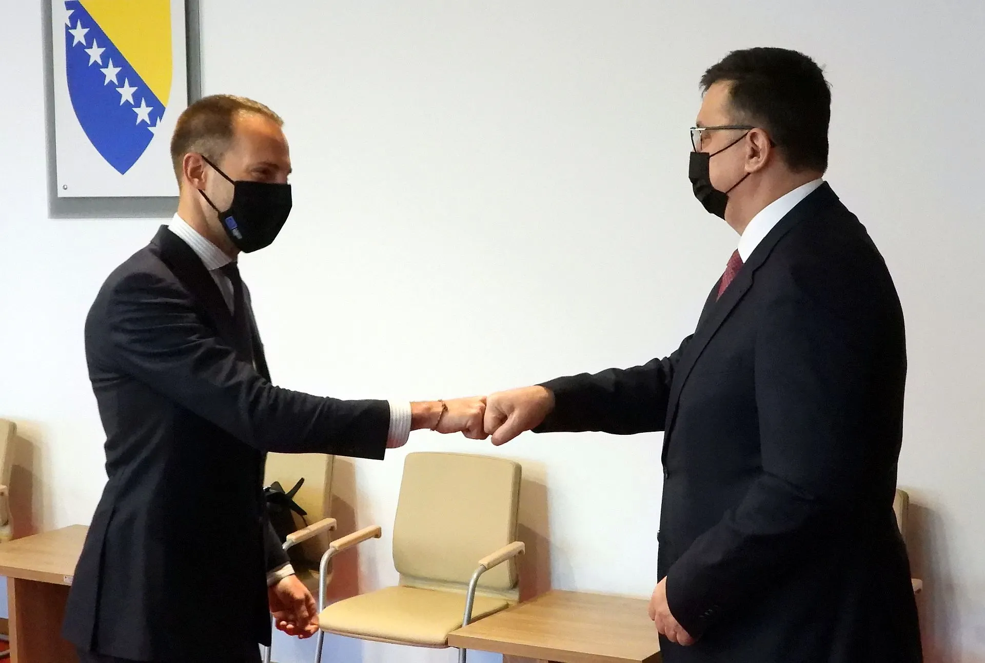 Chairman Tegletija Talks with Transport Community Manager