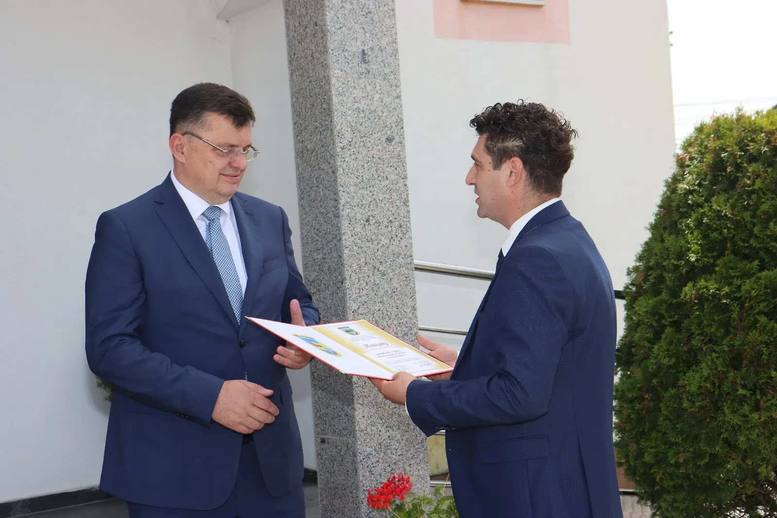 Chairman Tegeltija Receives Plaque on Kostajnica Patron Saint Day 