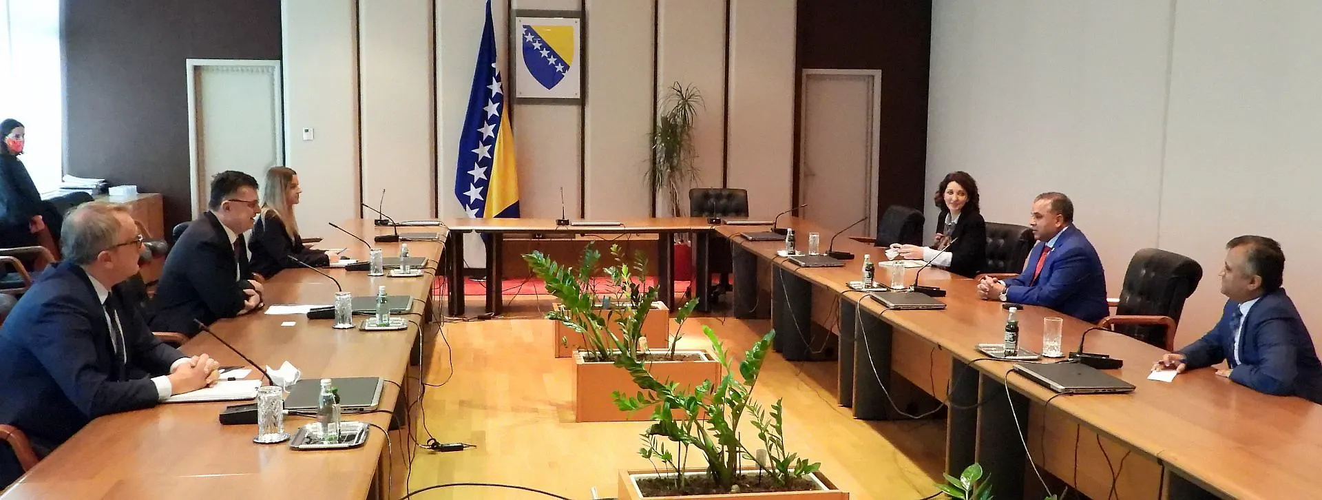 Chairman Tegeltija Talks with Ambassador of Pakistan in BIH