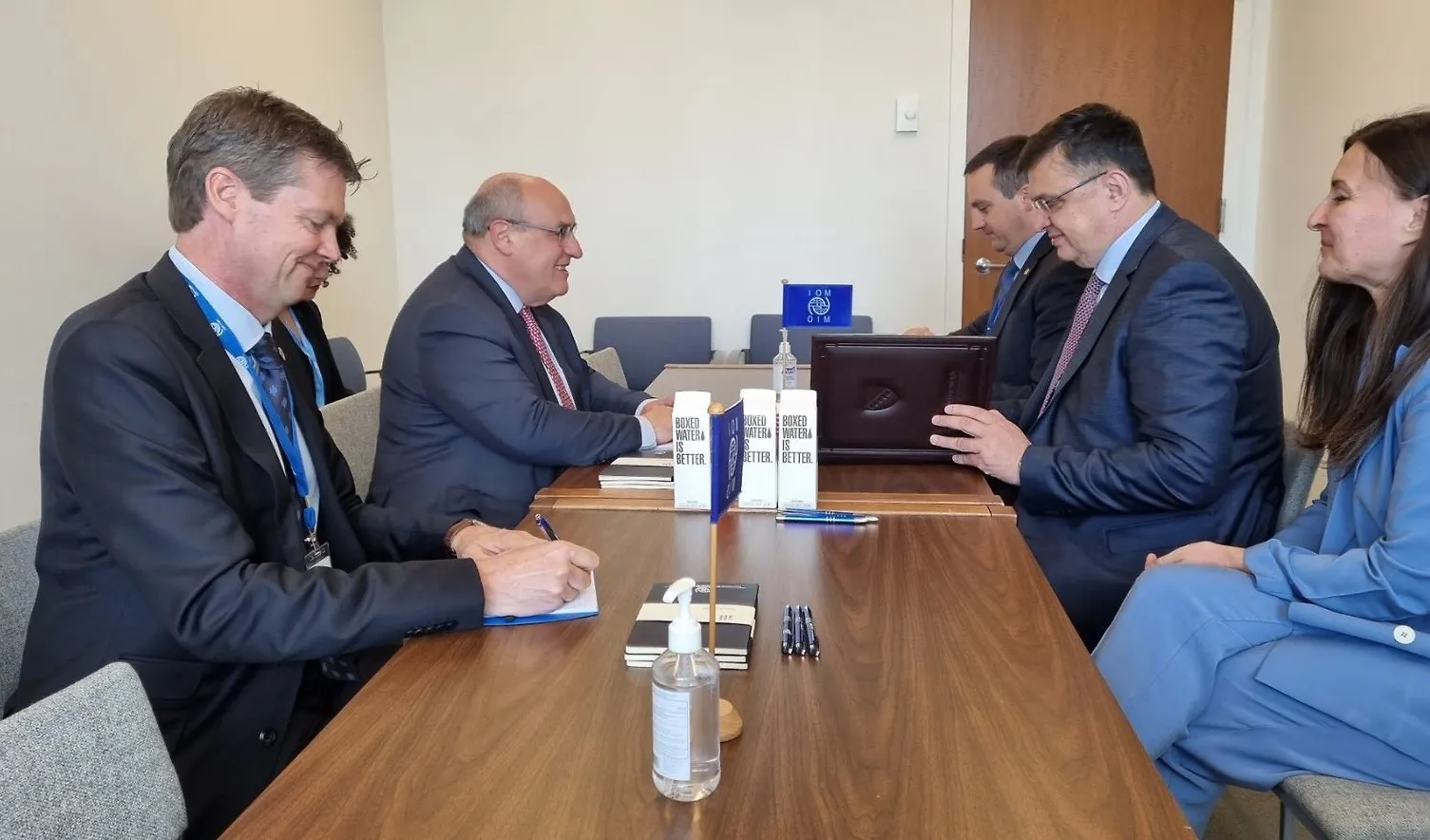 Chairman Tegeltija talks with IOM Director General Vitorino