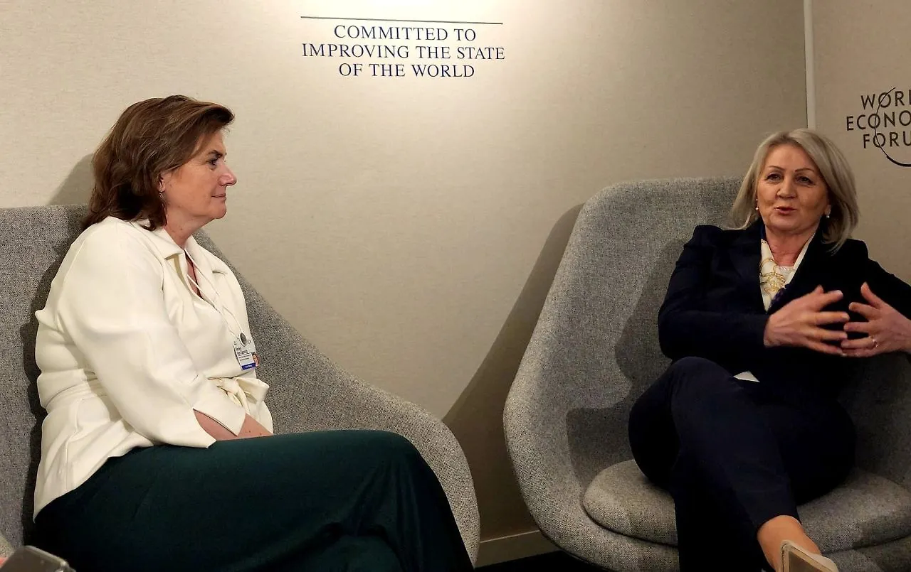 Предсједавајућа Кришто у Давосу са замјеником предсједника Владе и министром за социјална питања и запошљавање Холандије и са посебним изаслаником ЕУ Лајчаком 