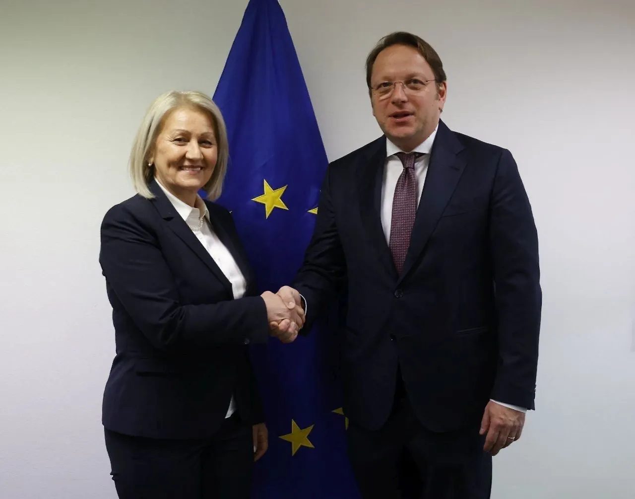 Предсједавајућа Кришто с европским комесаром Вархељијем у Бриселу