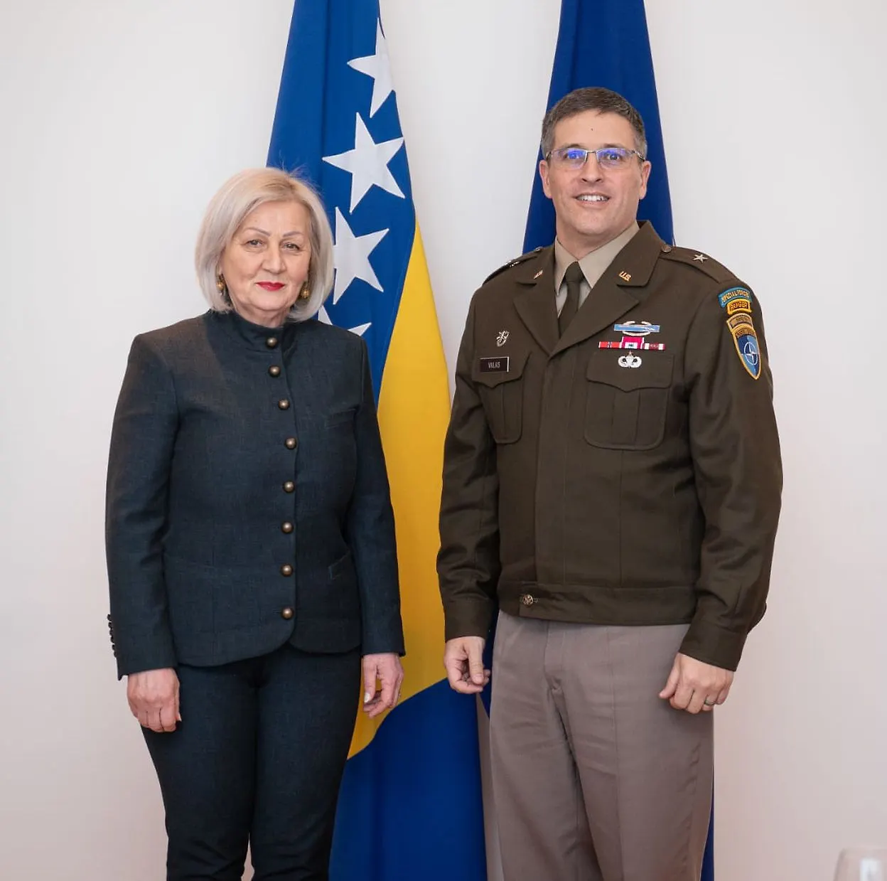 
Предсједавајућа Савјета министара БиХ Борјана Кришто примила у посјету команданта НАТО штаба, бригадног генерала Метјуа Валаса
