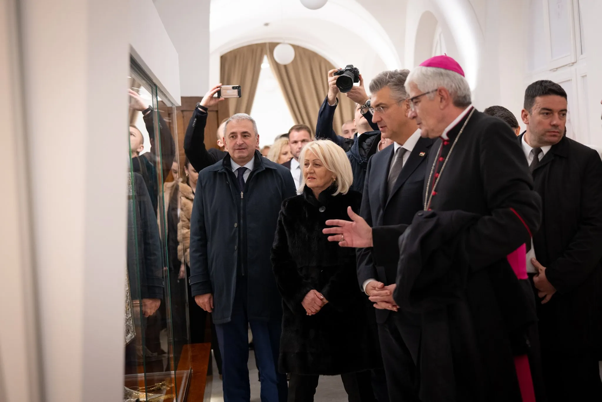 Предсједавајућа Кришто у Бањој Луци: Заједничка посјета с предсједником Владе РХ Пленковићем Бањалучкој бискупији 