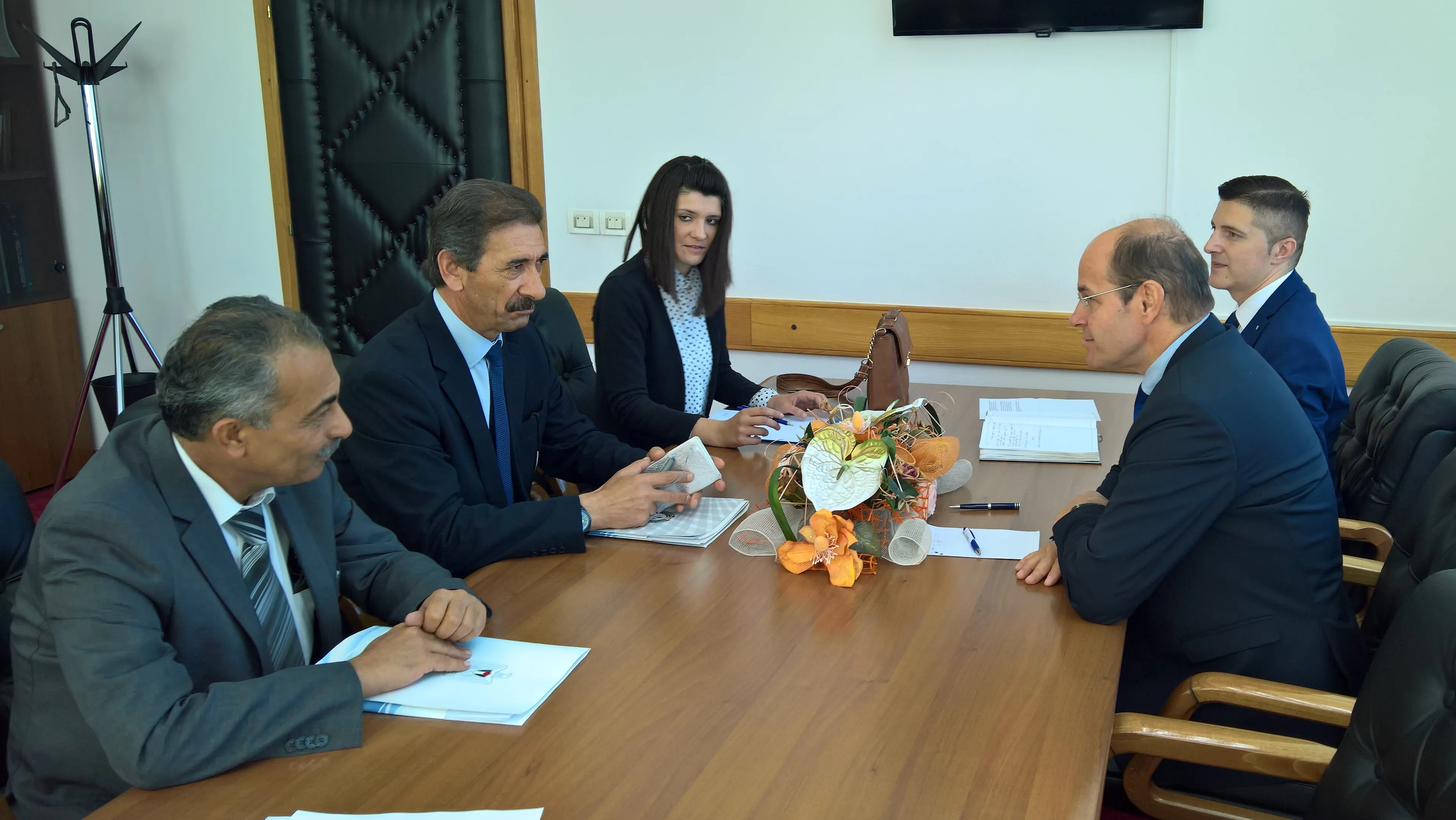 Министар Адил Османовић са амбасадором Палестине у БиХ Резеком Намуром