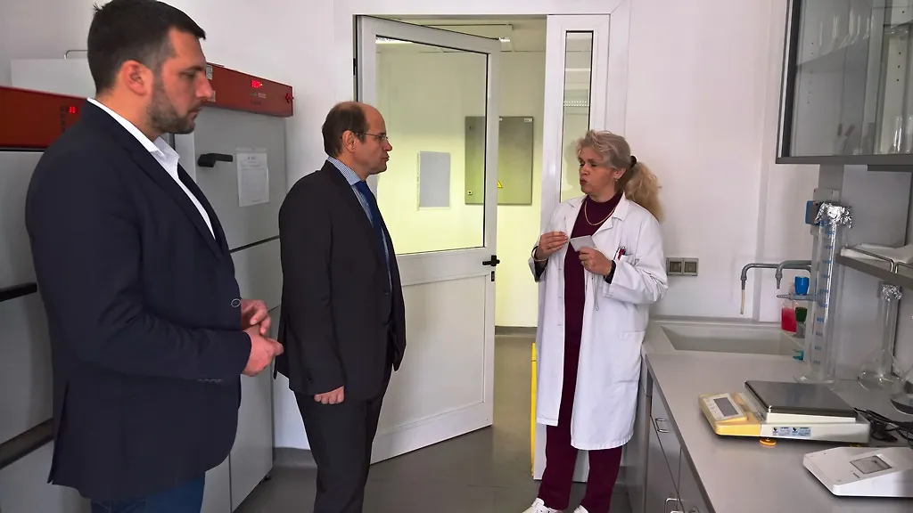Министар Адил Османовић обишао Контролну лабораторију Агенције за лијекове – Хитно рјешавати кадровске проблеме у лабораторији