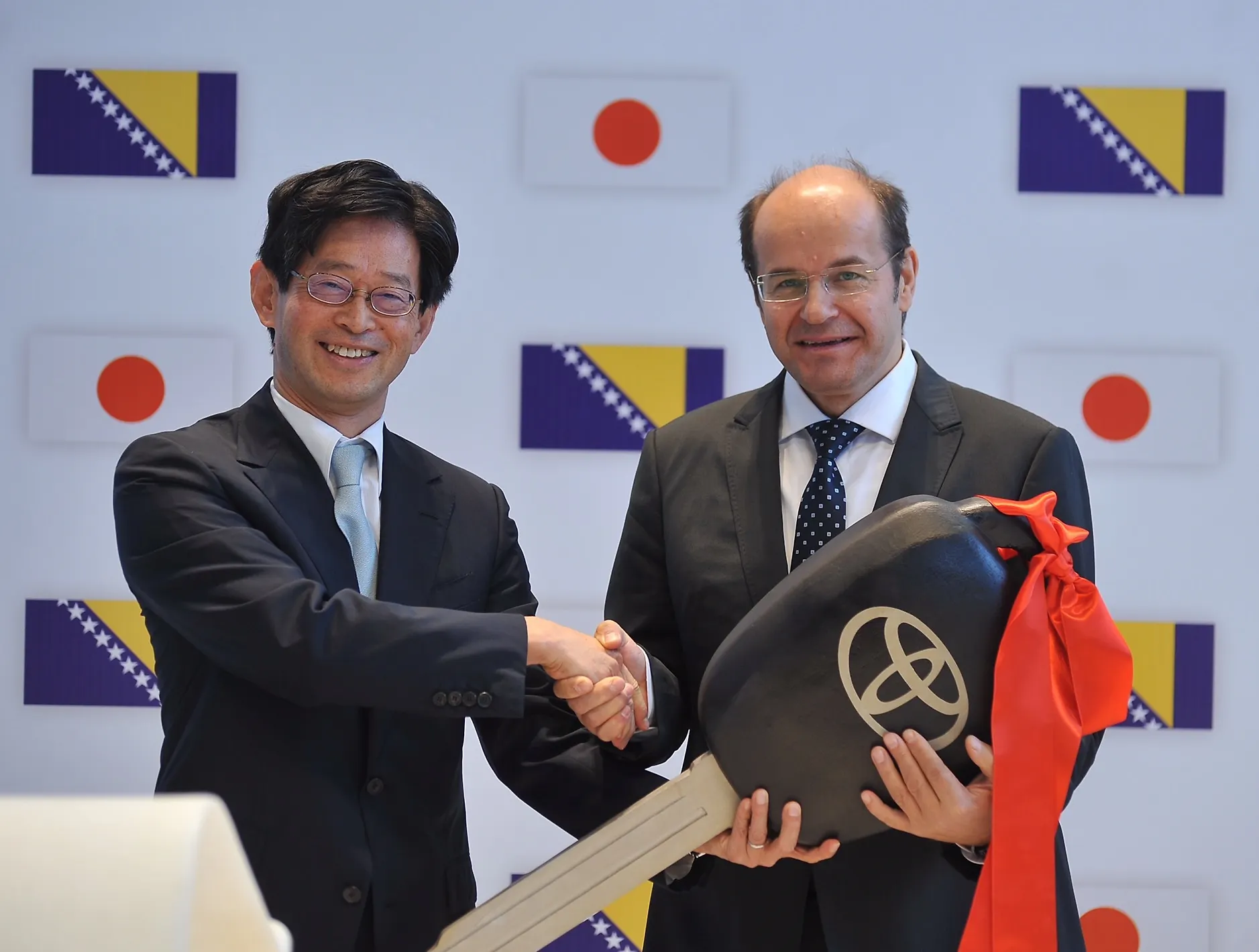 Уручена донација Владе Јапана- 40 Тојота возила од данас на располагању установама социјалне заштите