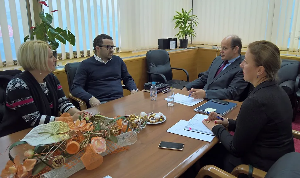 Ministar Adil Osmanović sa direktoricom Muzeja savremene umjetnosti Republike Srpske Saritom Vujković  i umjetnikom Radenkom Milakom - Podrška nastupu na Venecijanskom bijenalu