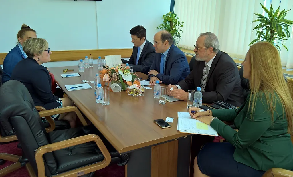 Ministar civilnih poslova BiH Adil Osmanović razgovarao sa novoimenovanom ravnateljicom kancelarije za odnose s javnošću američke ambasade u Sarajevu Leah Pease