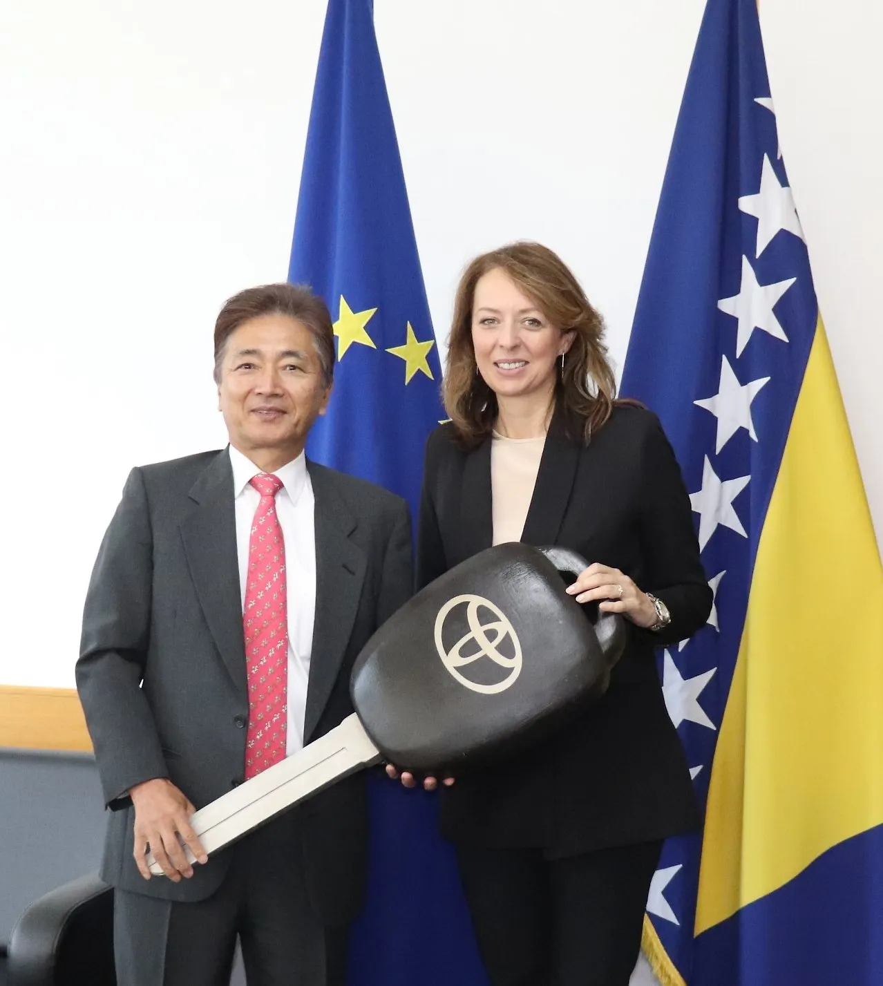 Ambasador Japana uručio ministrici Bošnjak ključeve za sanitetska vozila koje je zdravstvenim ustanovama u BiH donirala Vlada Japana